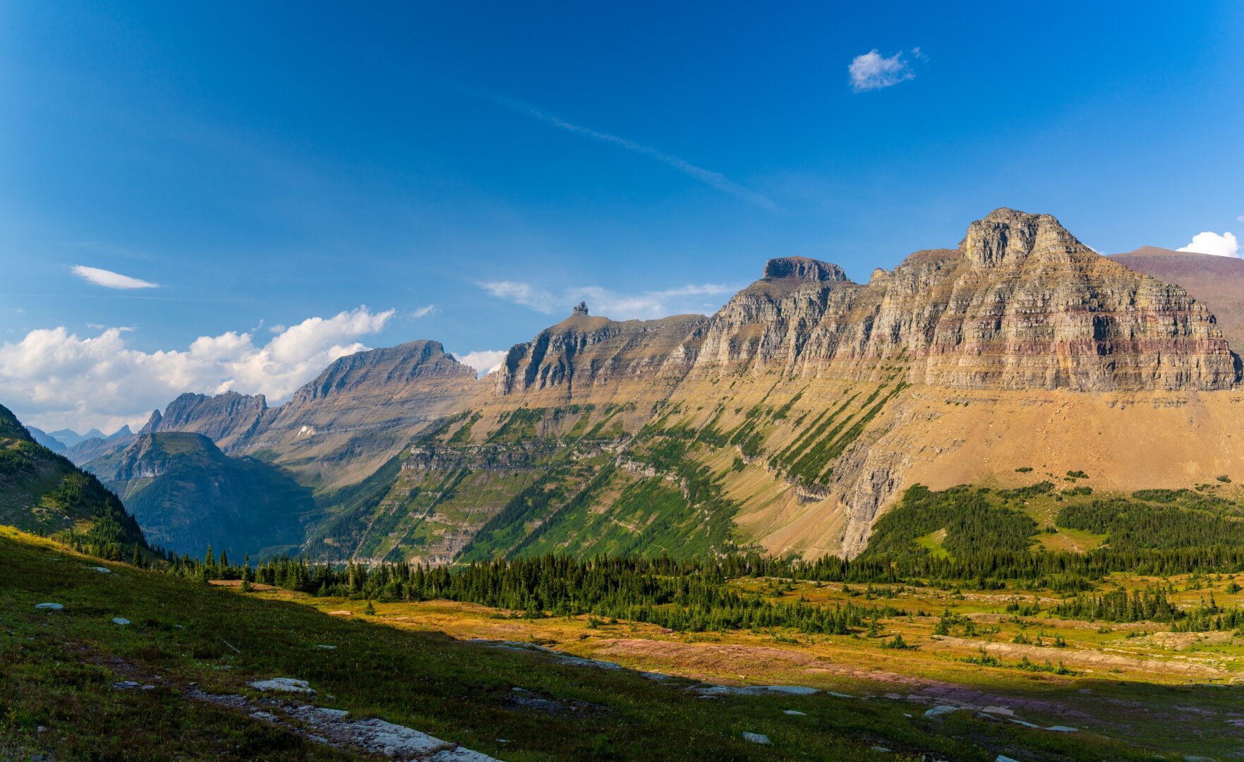 Large mountains frame a valley disappearing into the distance. [Sony A7R V / Tamron 25-200]