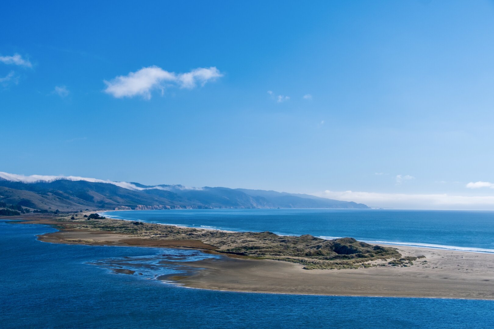 A sandy spit sticks out into the water from the coast. [Fuji X-T5 / Tamron 18-300]