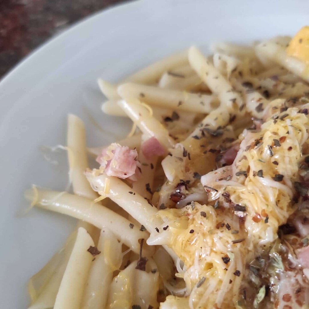 Detalle del ángulo del plato, contrate entre la pasta y el acompañamiento.