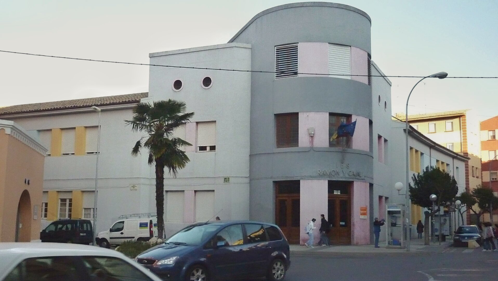 Fachada principal de acceso al IES Ramón y Cajal de Huesca.