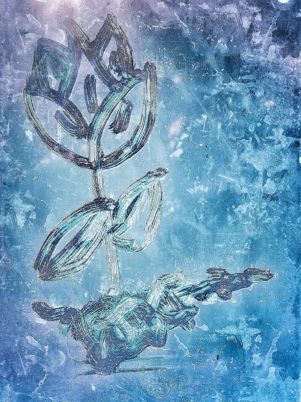 Trazos en forma de flor imaginaria sobre fondo azul grisáceo sucio