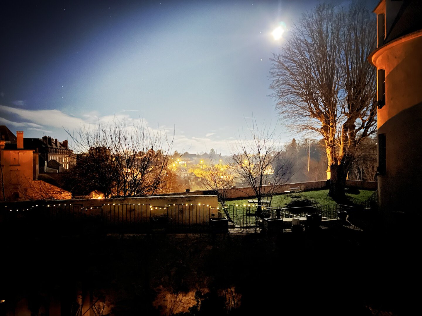 Les photos numériques de nuit donnent toujours une impression de grande luminosité alors que la réalité est beaucoup plus sombre