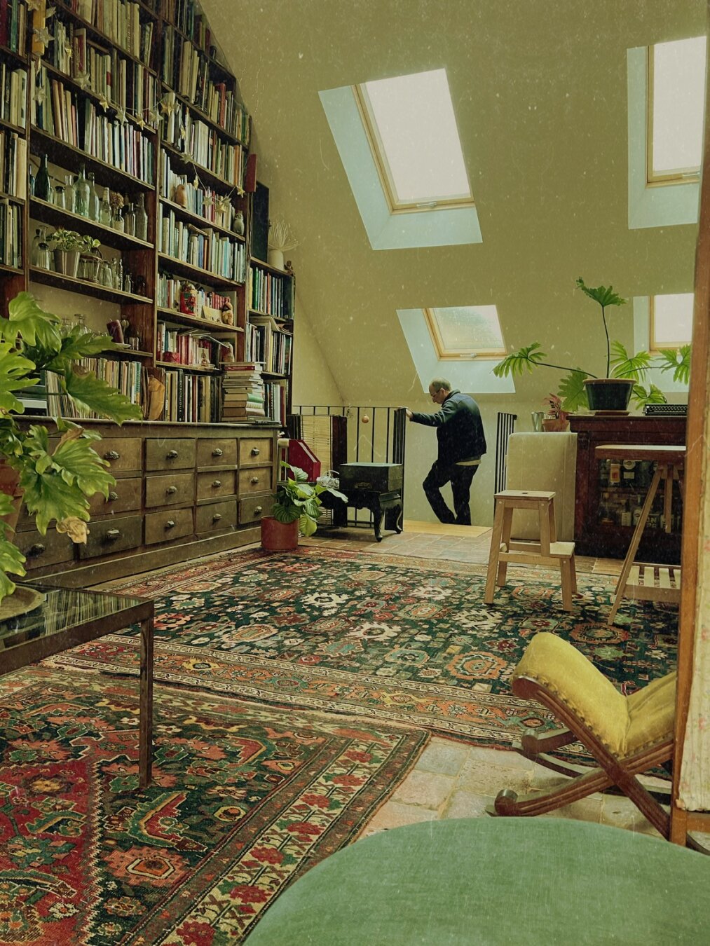 Denis descendant l’escalier du « loft »