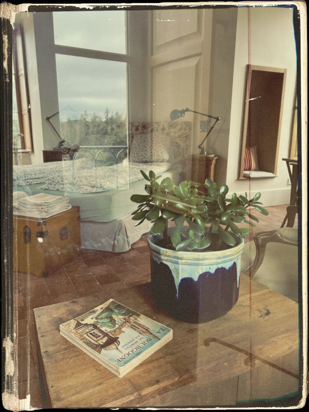 La chambre, bien chauffée et lumineuse pour contrer l’hiver