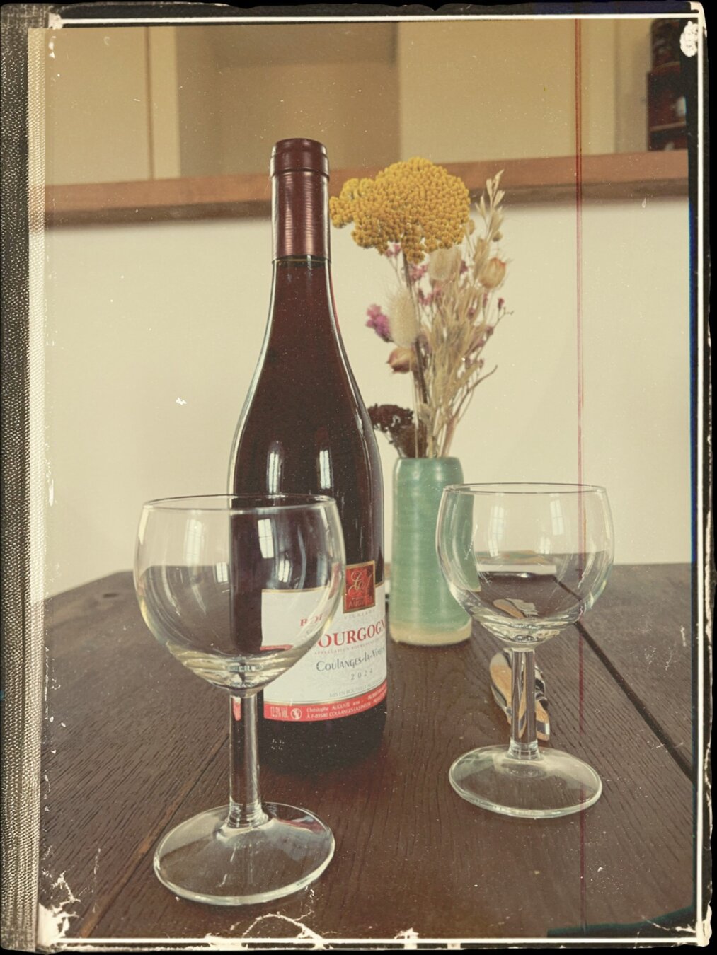 Une bouteille de Coulanges-la-Vineuse sur la table de la cuisine