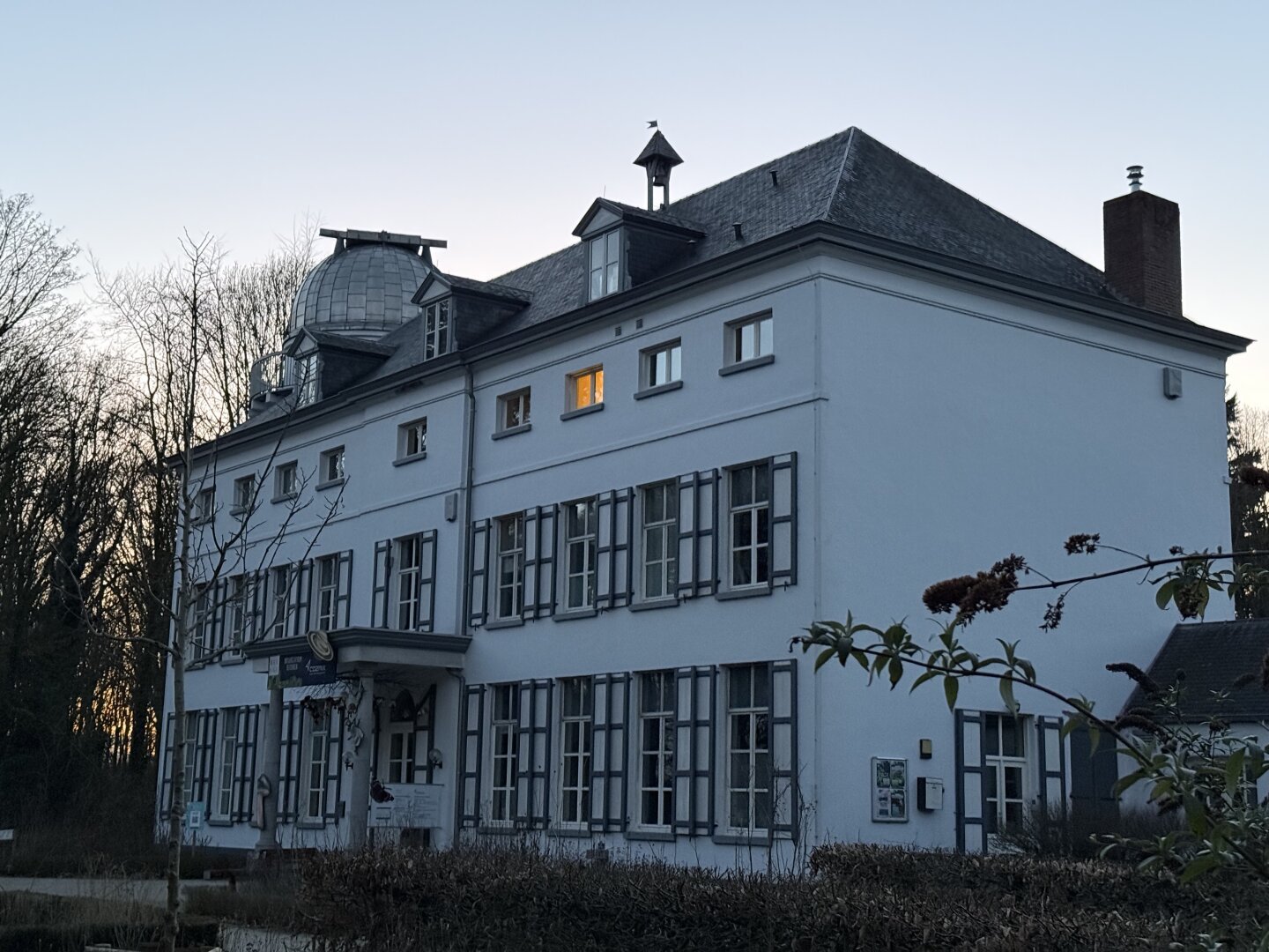 Sterrenwacht: een groot landhuis met een koepel op het dak