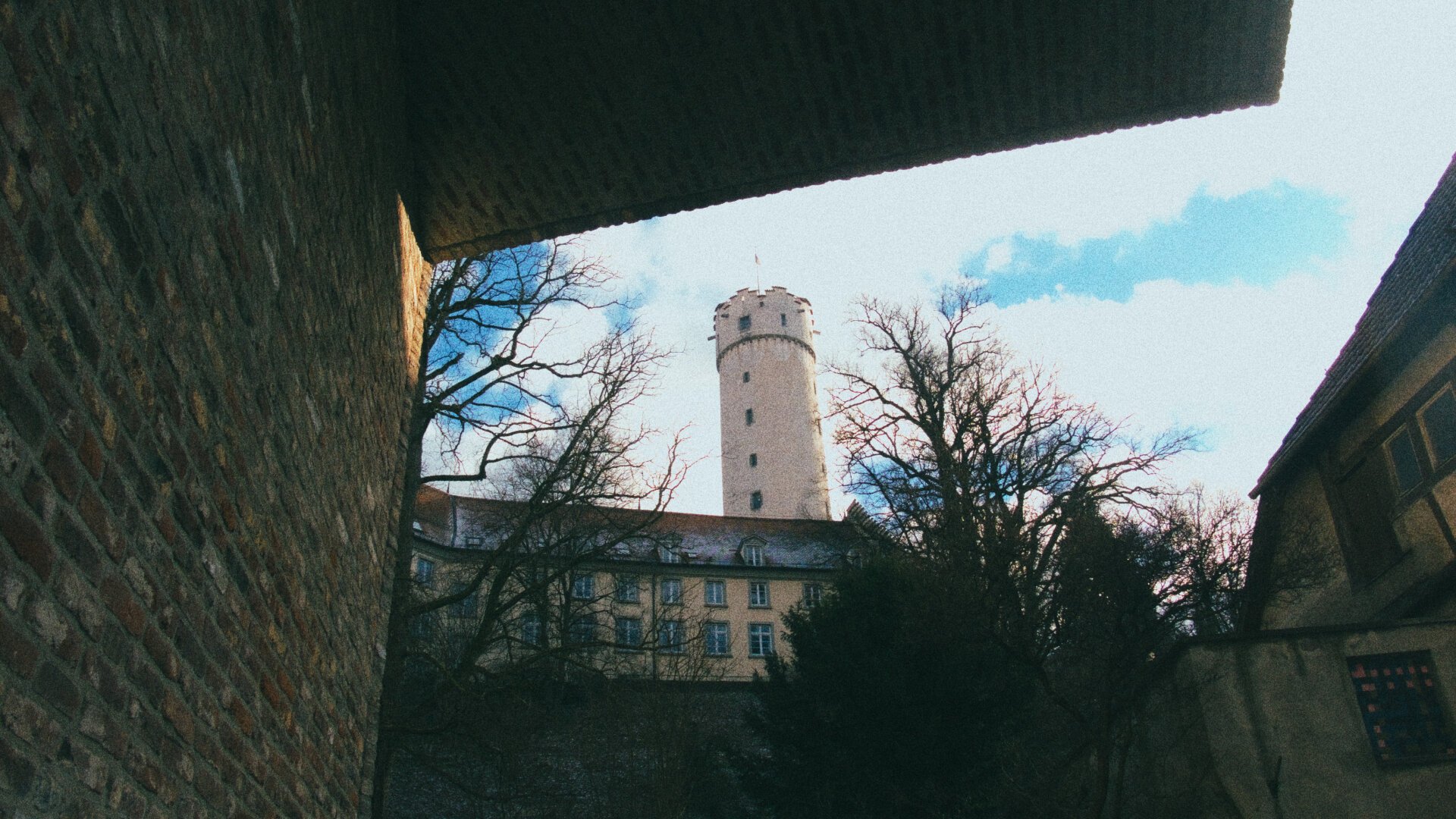 Photo of an old tower in Ravensburg ("Mehlsack"), cropped by the buildings around it.