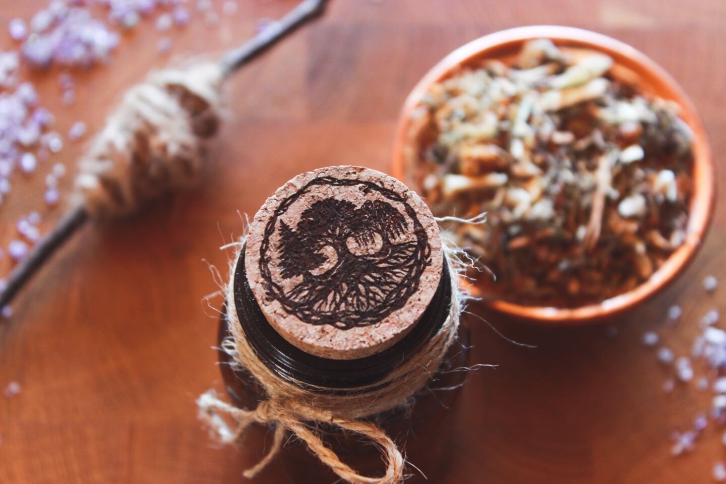 Räucherwerk im Braunglas im Apothekenstil mit Korken: Der Korken zeigt drei miteinander verwurzelte Bäume als kreisförmiges Symbol. Naturverbundenes, handgemachtes Räucherwerk für Rituale, Meditation und moderne Hexen.