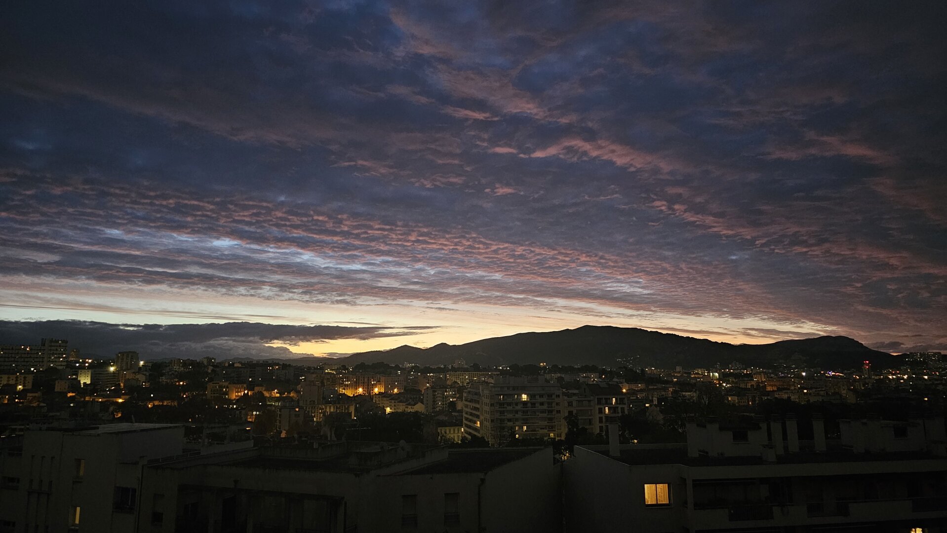 Ciel nuageux sur les hauteurs de la ville et s'éclaircissant à l'horizon au-dessus du massif Saint-Cyr
