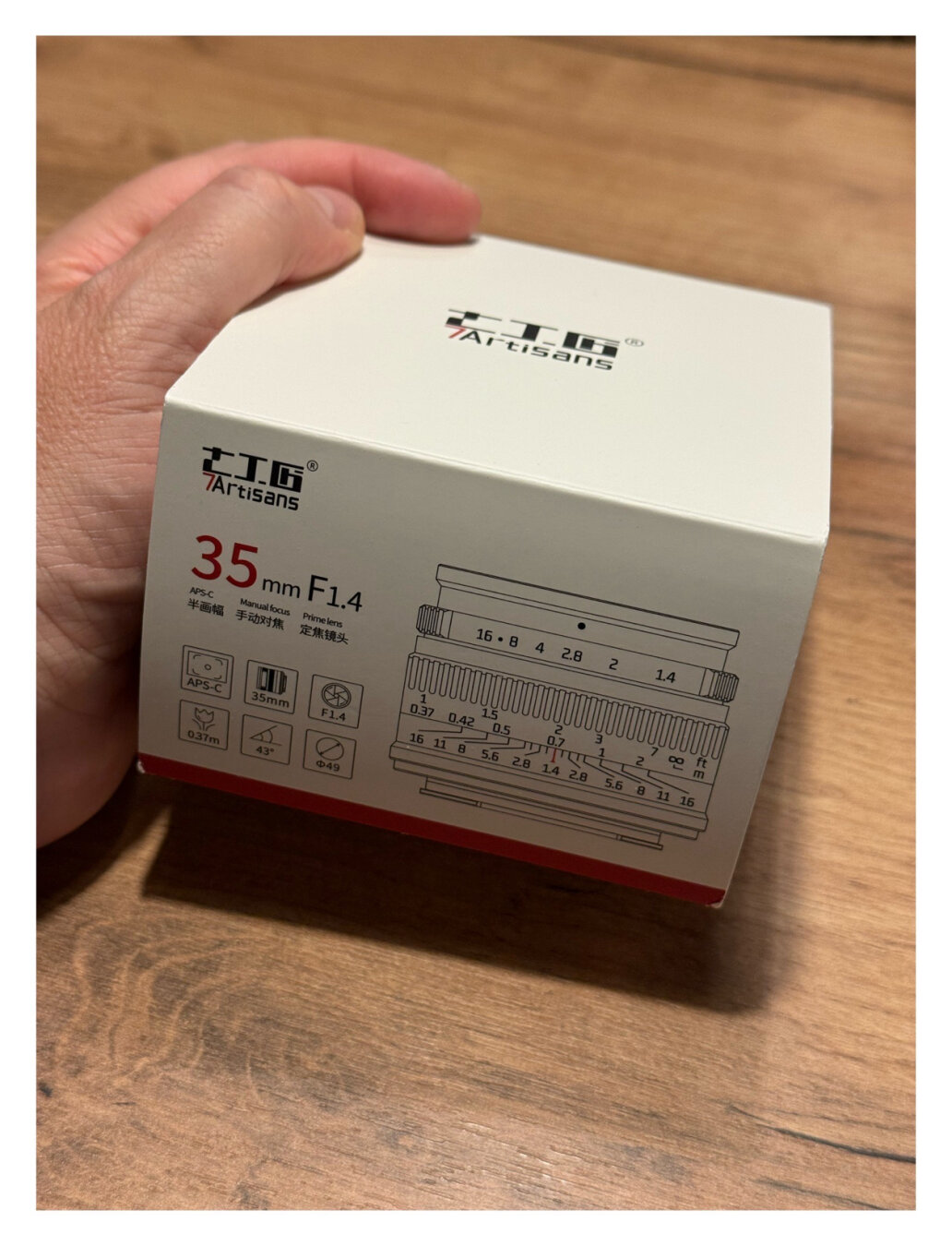 Die weiße Verpackung des 7Artisans 35mm F1.4 Objektivs. Die weiße Verpackung des 7Artisans 35mm F1.4 Objektivs.