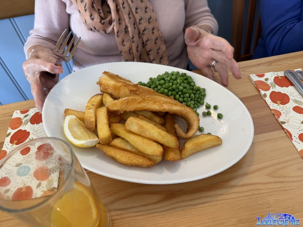 Fish, chips & peas