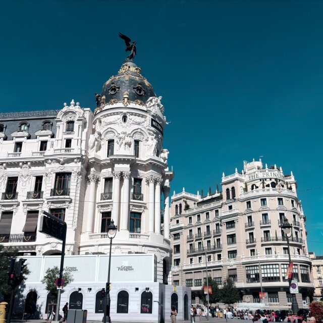 El Edificio Metrópolis recién restaurado: cúpula negra con relieves dorados, columnata corintia y, en lo alto, la Victoria alada de bronce con los brazos abiertos. A la derecha, otro inmueble de cornisas y mansardas le hace contrapunto. Cielo azul rotundo. La diosa sigue ahí, indiferente al tráfico que bautiza cada mañana.