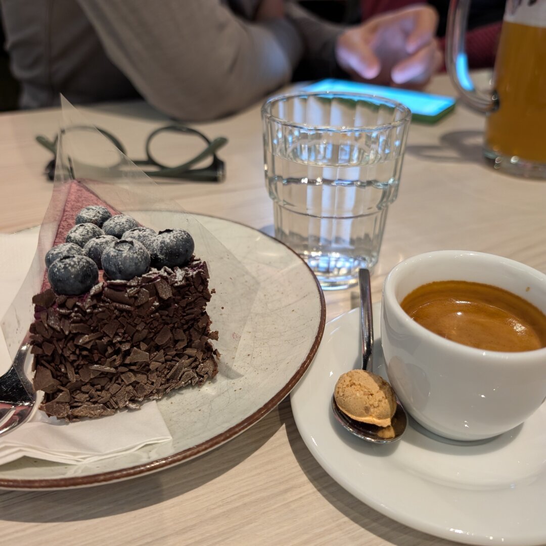 Stück Heidelbeertorte und Espresso.