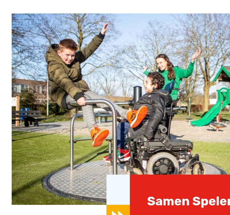 Screenshot van website van organisatie die opkomt voor invalide kinderen 
Jongen in rolstoel op draaimolen samen met andere kinderen waarvan 1 de draaimolen in beweging brengt