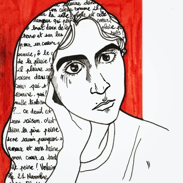 Dessin d'un portrait en noir et blanc avec fond rouge. Il s'agit d'une personne aux cheveux longs, sourcils épais et grands yeux noirs, légèrement de trois quart, qui regarde le spectateur et dont la joue se pose sur une main. Dans ses cheveux, au lieu de couleur, il y a écrit le texte du poème de Verlaine 