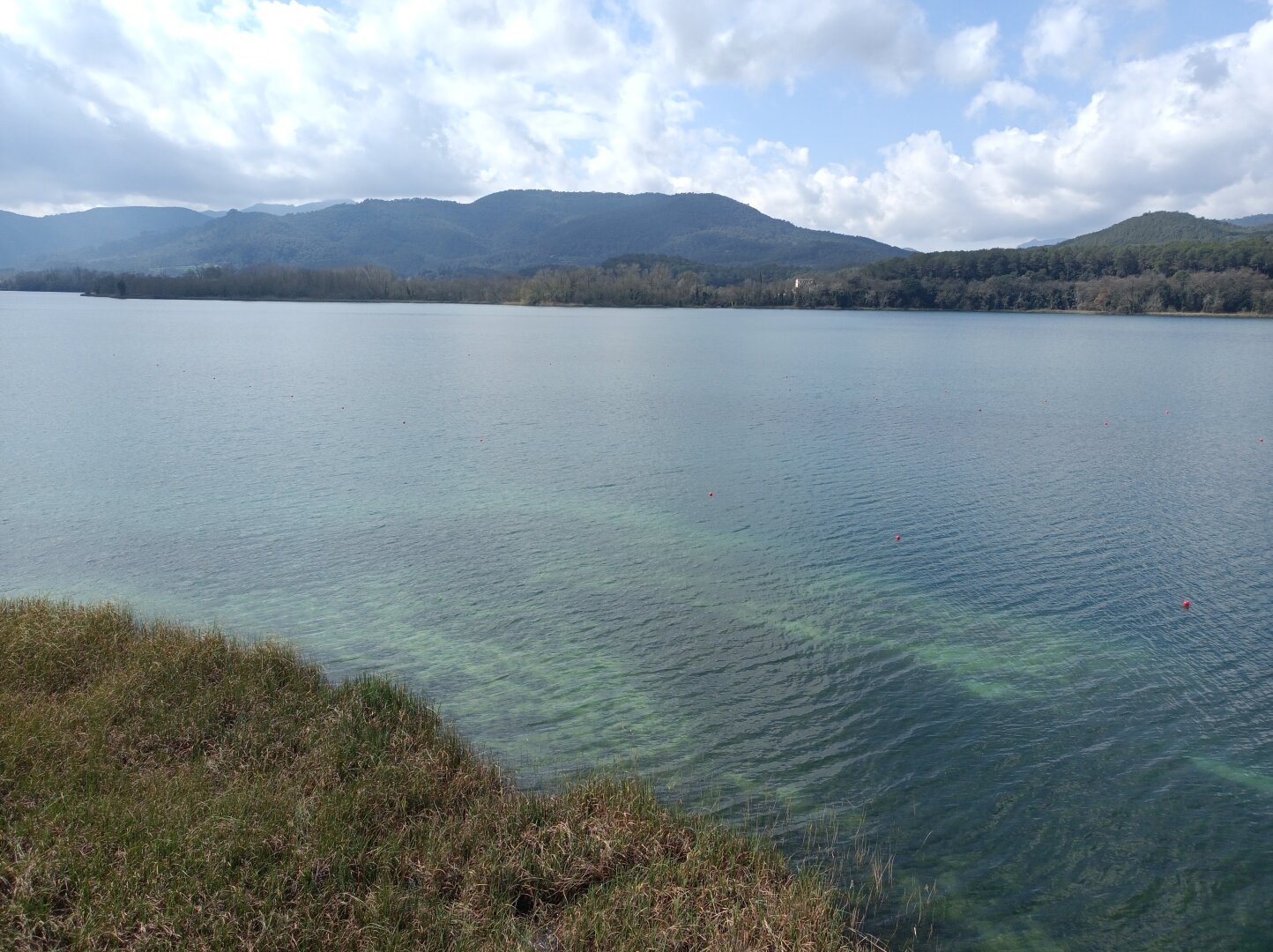 L'estany de Banyoles un dia de primavera.