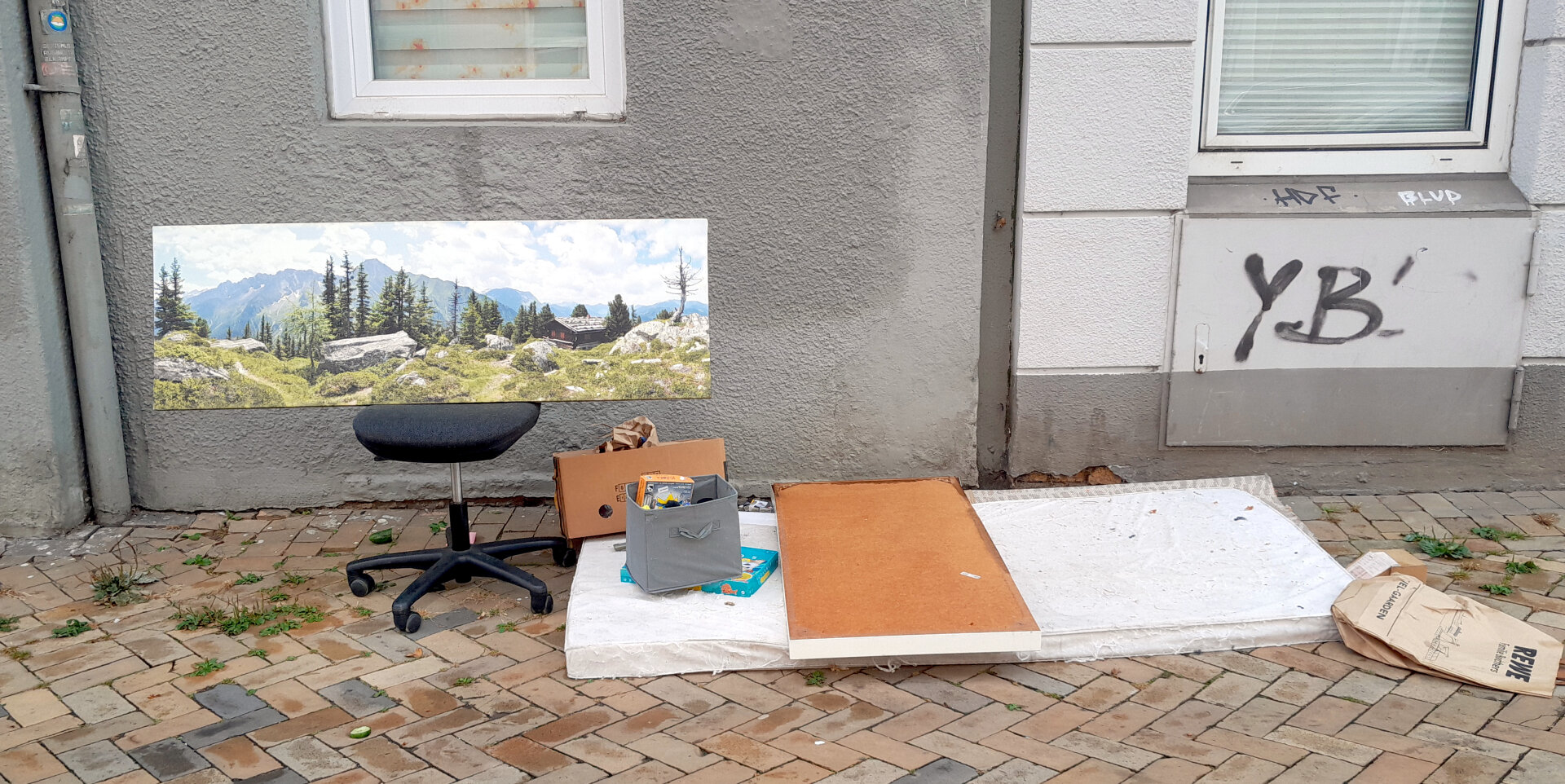 Gehweg mit kitschigem Gemälde auf Bürostuhl