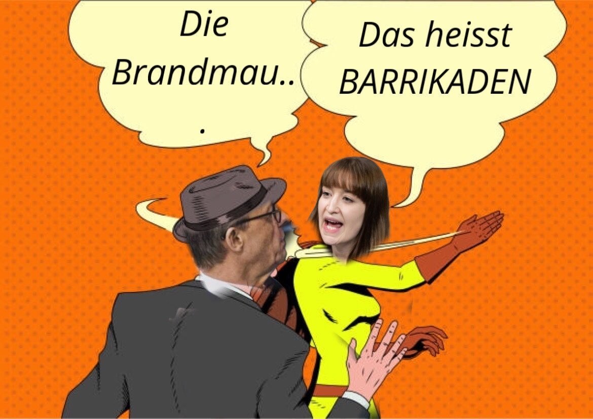 Das Bild zeigt eine Comic-artige Szene mit zwei Personen. Die Person links ( Merz )  trägt einen Hut und eine Brille und beginnt einen Satz mit "Die Brandmau...". Die Person rechts ( Reichinnek ) , die eine gelbe Kleidung trägt, unterbricht den Satz mit einer Schelle und Sprechblase, in der steht: "Das heisst BARRIKADEN". Der Hintergrund ist orange mit einem Punktmuster.