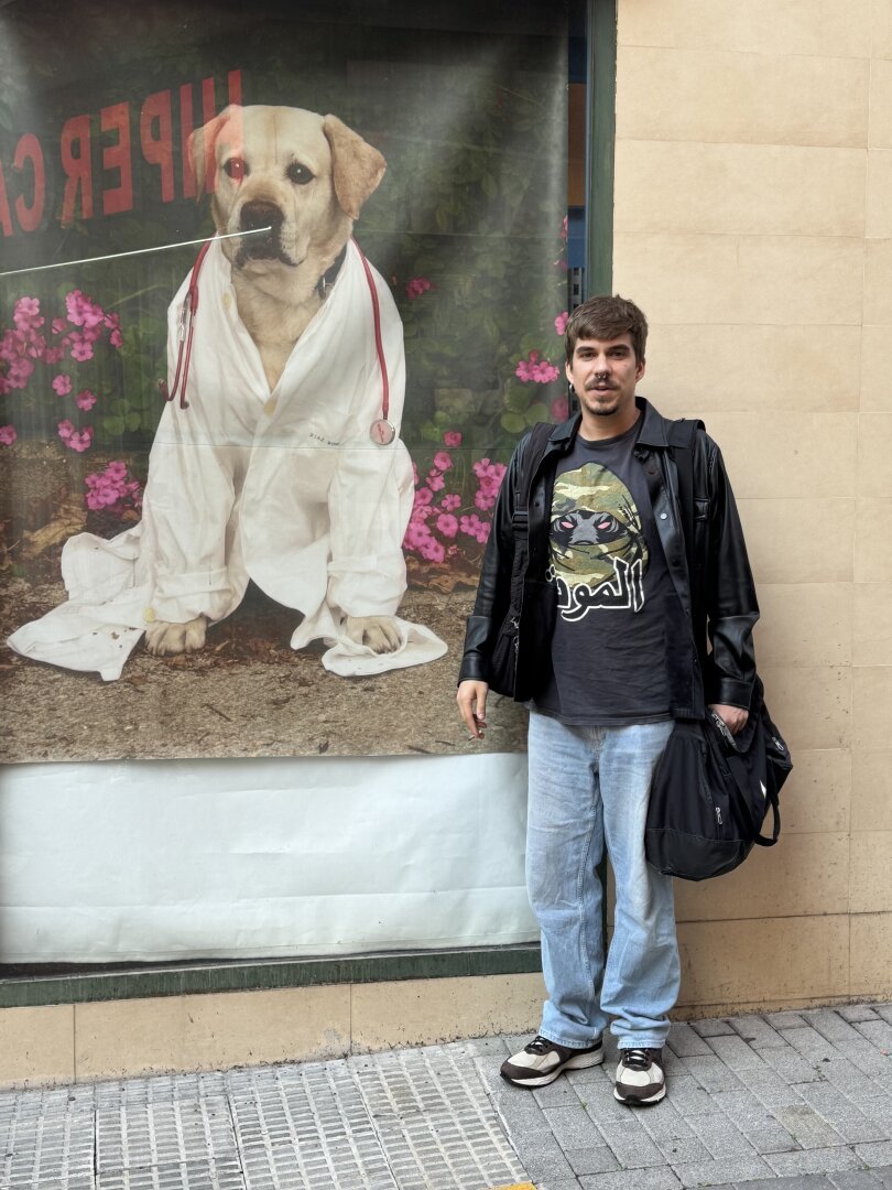 Mi famosa foto frente a una foto gigante de un perro disfrazado de doctor