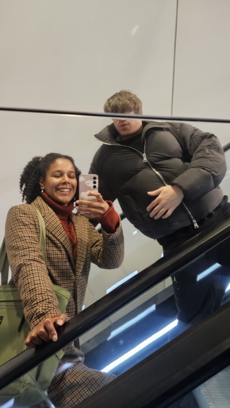 Una foto mide una amiga en la cual yo aparezco con la cara microscópica cortada por la unión de cuatro espejos