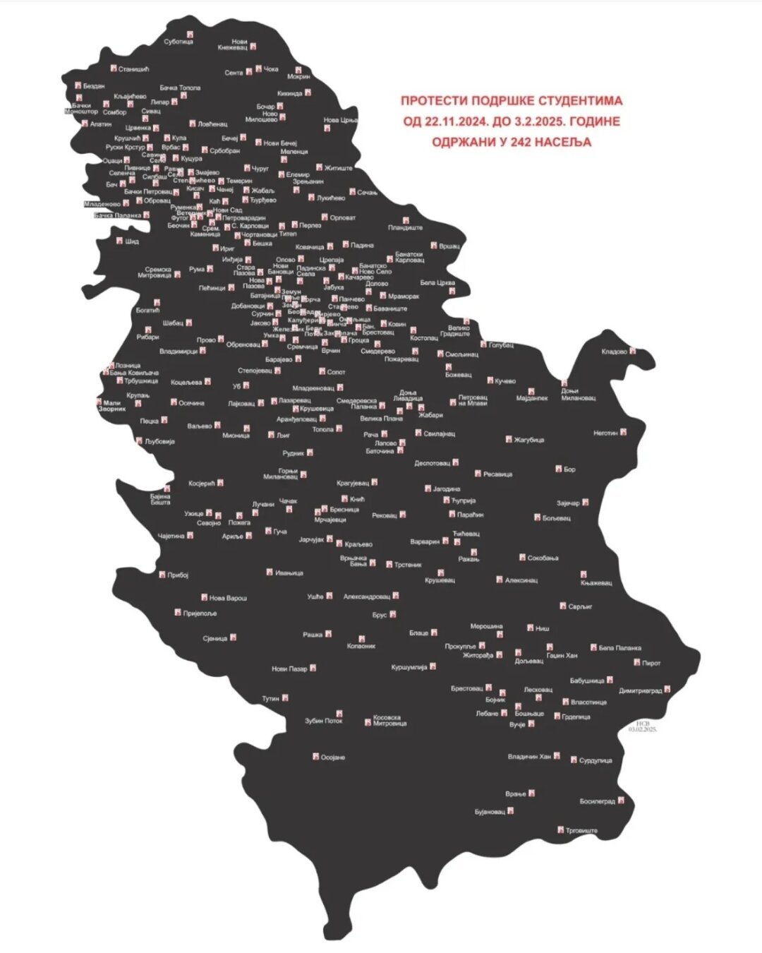 Eine schwarze Karte von Serbien mit zahlreichen weißen Ortsnamen und kleinen roten Symbolen, die Proteste markieren. Der Titel in roter Schrift oben rechts informiert darüber, dass zwischen dem 22. November 2024 und dem 3. Februar 2025 in 242 Siedlungen Proteste zur Unterstützung von Studierenden stattgefunden haben. Die Karte hebt die große geografische Verbreitung dieser Proteste im ganzen Land hervor.