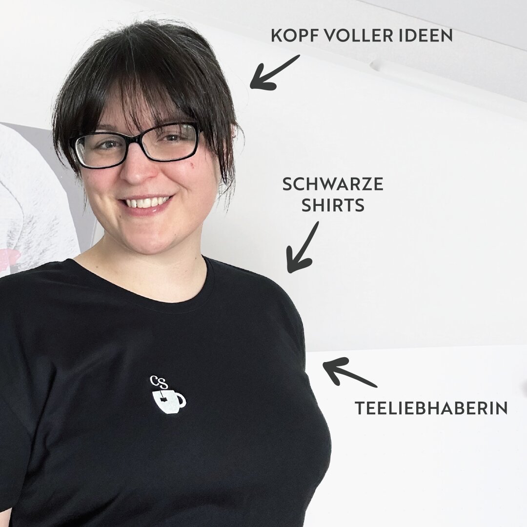 Ein Foto der Autorin in schwarzem T-Shirt mit Logoaufdruck (eine Teetasse, dessen Teeetikett ein kleines Buch ist und der Dampf aus den Buchstaben C und S besteht). Daneben Schlagwörter zur Autorin: Kopf voller Ideen, schwarze Shirts, Teeliebhaberin.