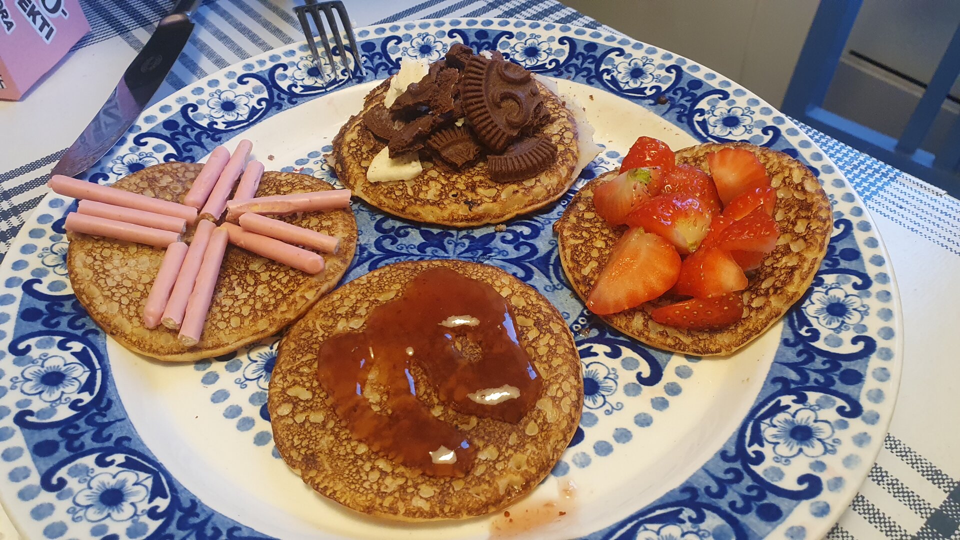 Små plättar på en gammal Arabia-tallrik.
