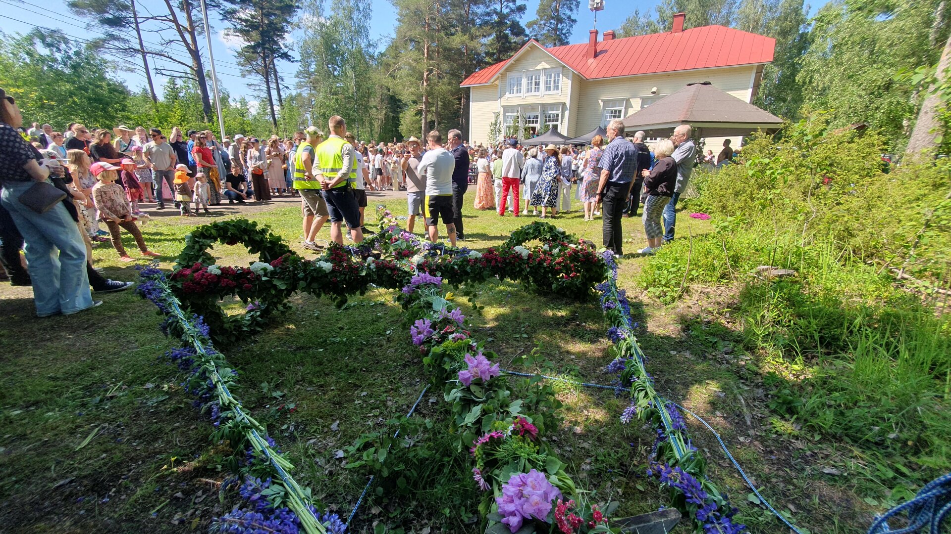 Den fina midsommarstången ligger ännu på marken.