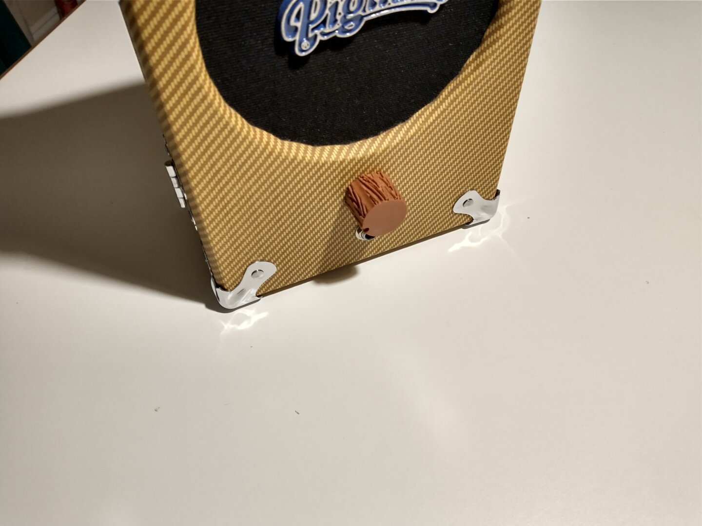 Pignose amp with 3D printed knob. The knob was printed with Teak wood PLA giving it a red brown coloring. The knob also has a wood grain pattern designed into its surface