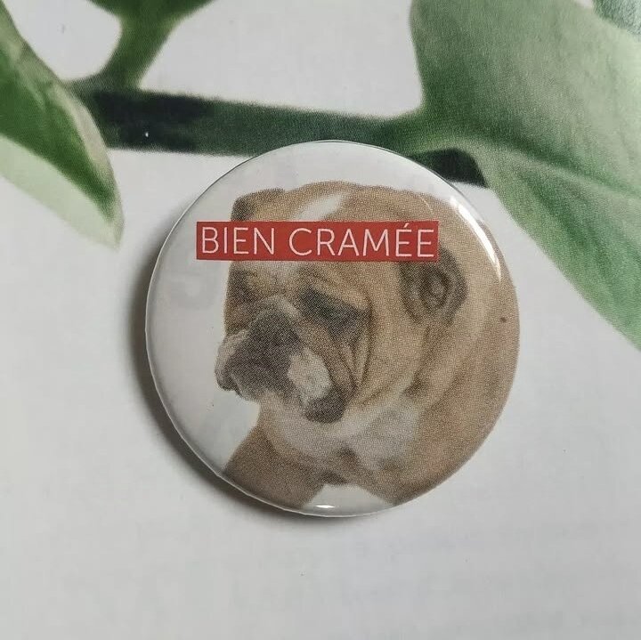 Un badge d'une photo d'un chien et le texte collé dessus est 