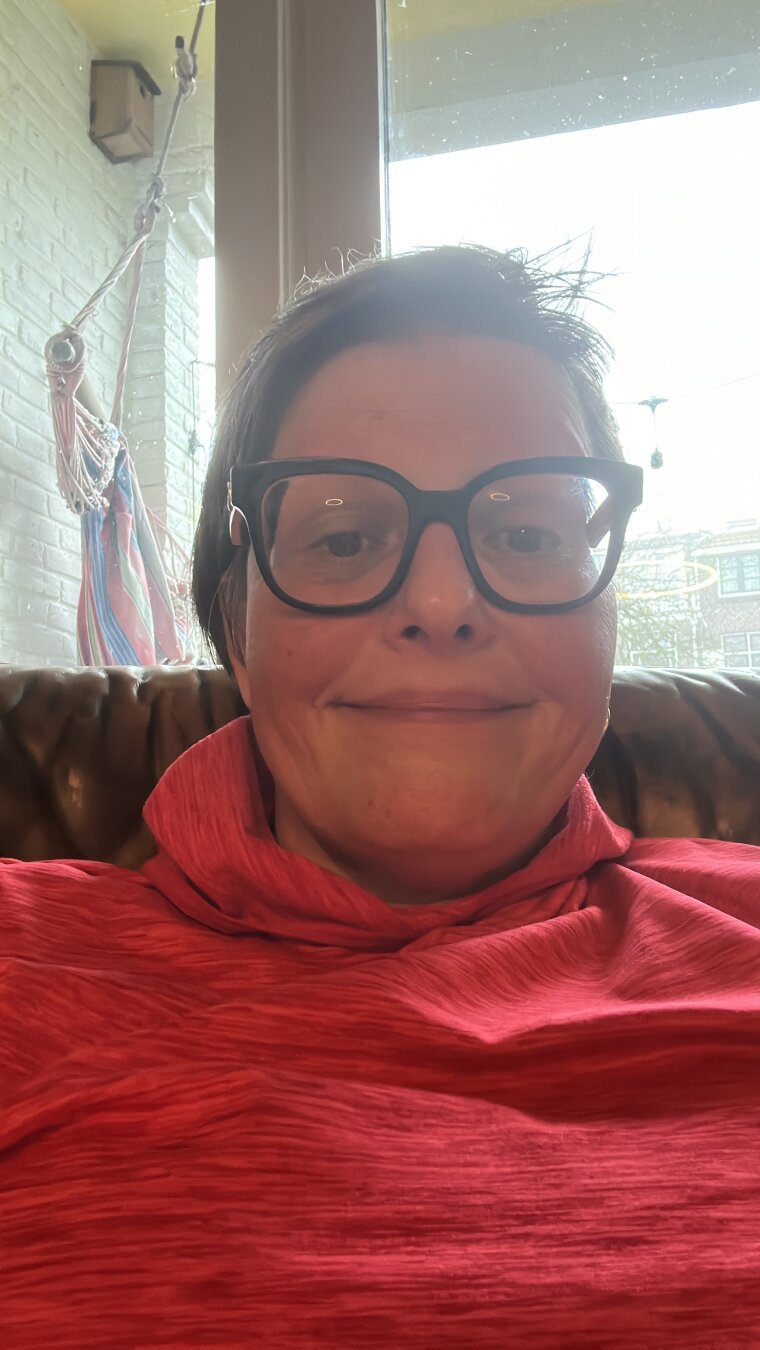 Senator saskia met een rood hoofd