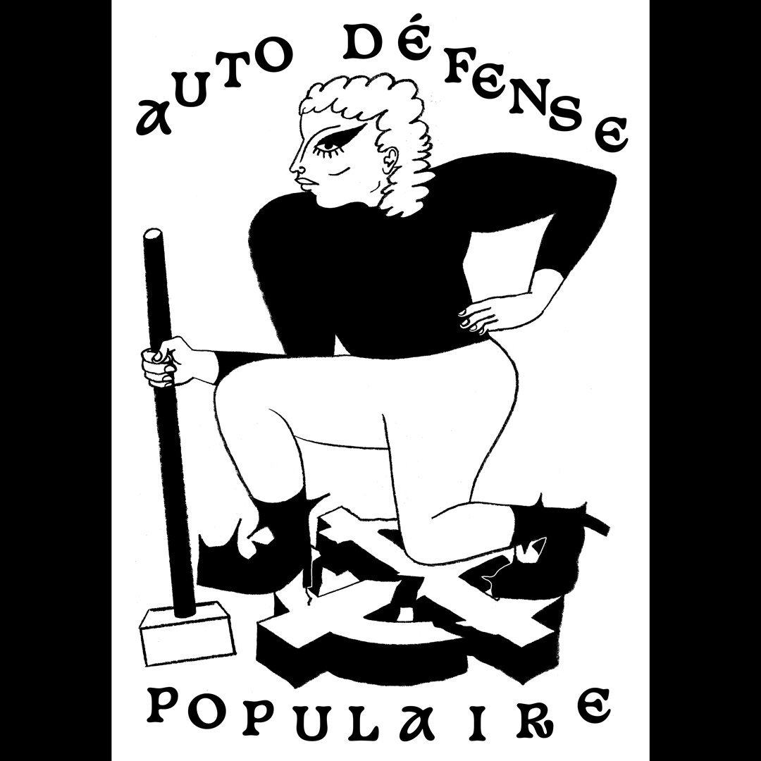 Auto defense populaire
Une personne non-genrée armée d'une masse pose sur une grande croix celtique brisée.