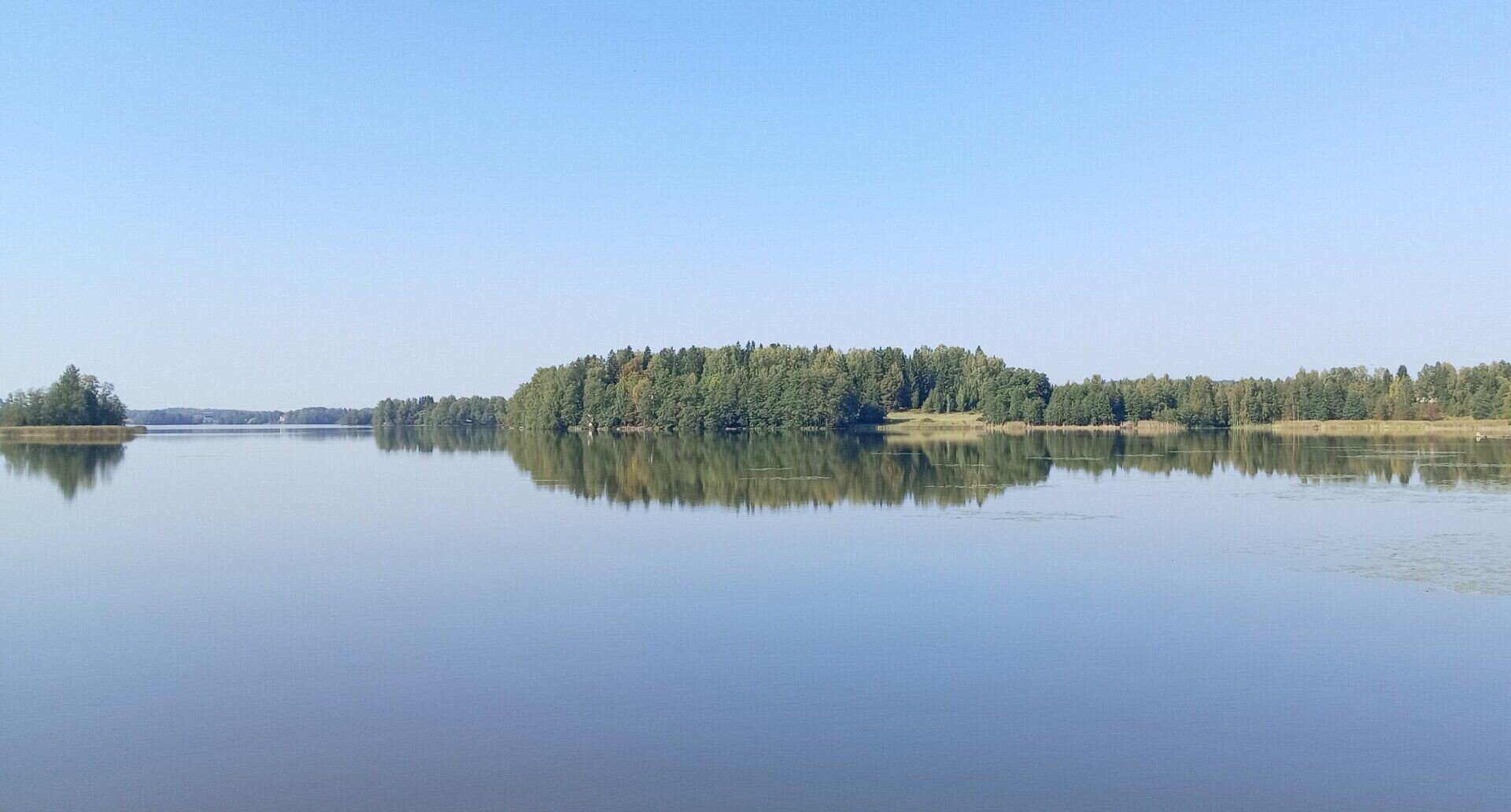 tyyni järvi aurinkoisena loppukesän päivänä