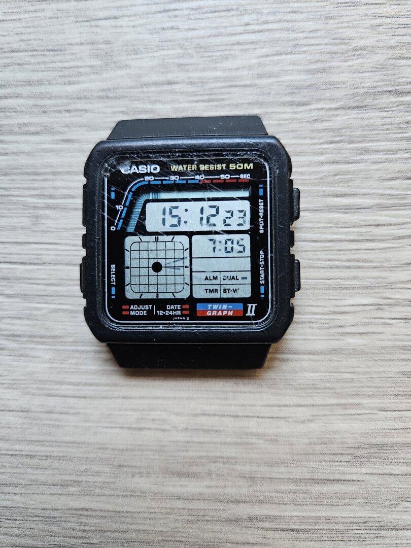 35 bis 40 Jahre alte schwarze Casio ae-22w Digitaluhr mit Gebrauchsspuren, ohne Armband
