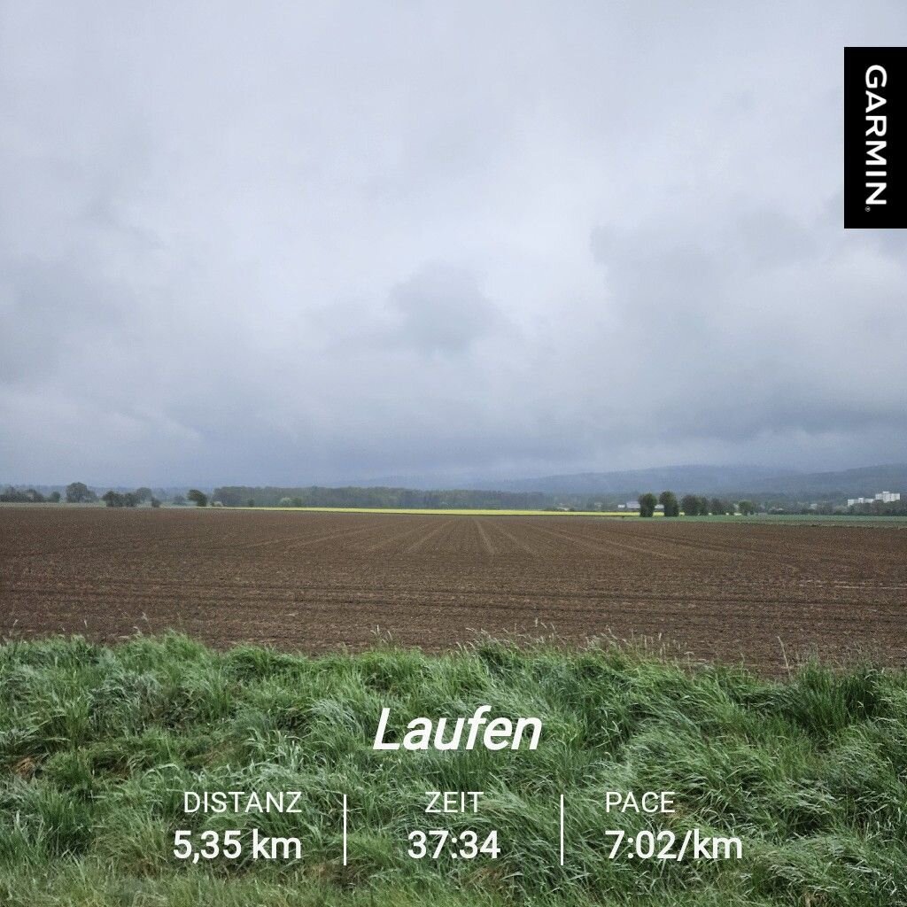 Im Vordergrund ein Grasstreifen am Rand eines unbestellten Ackers. Im Hintergrund ein schmaler gelber Streifen von einem Rapsfeld, ganz im Hintergrund der halb in Wolken gehüllte Deister mit vielen dunklen Wolken darüber.
Laufdaten: Distanz 5,35km, Zeit 37:34, Pace 7.02/km