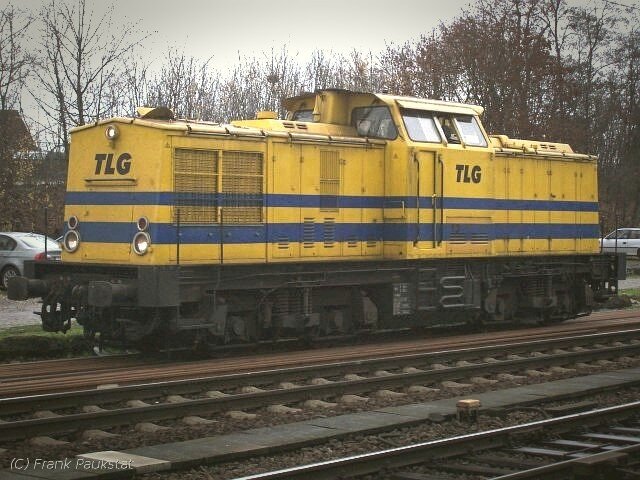 Im Jahr 2005 wagte ich mich mit einer Kompaktkamers an die Loks heran. Um was für Baureihen es ging die ich fotografiert hatte, da hatte ich keine Ahnung. Es war damals eine Diesellok und es stand TLG dran. Erst später wusste ich das es eine V100-Ost war, doch eine spezifische Baureihe konnte nicht mehr ermittelt werden, da das Unternehmen TLG nicht mehr existierte. Schade, denn es ist eine Erinnerung an meine Anfangszeiten der Eisenbahnfotografie.