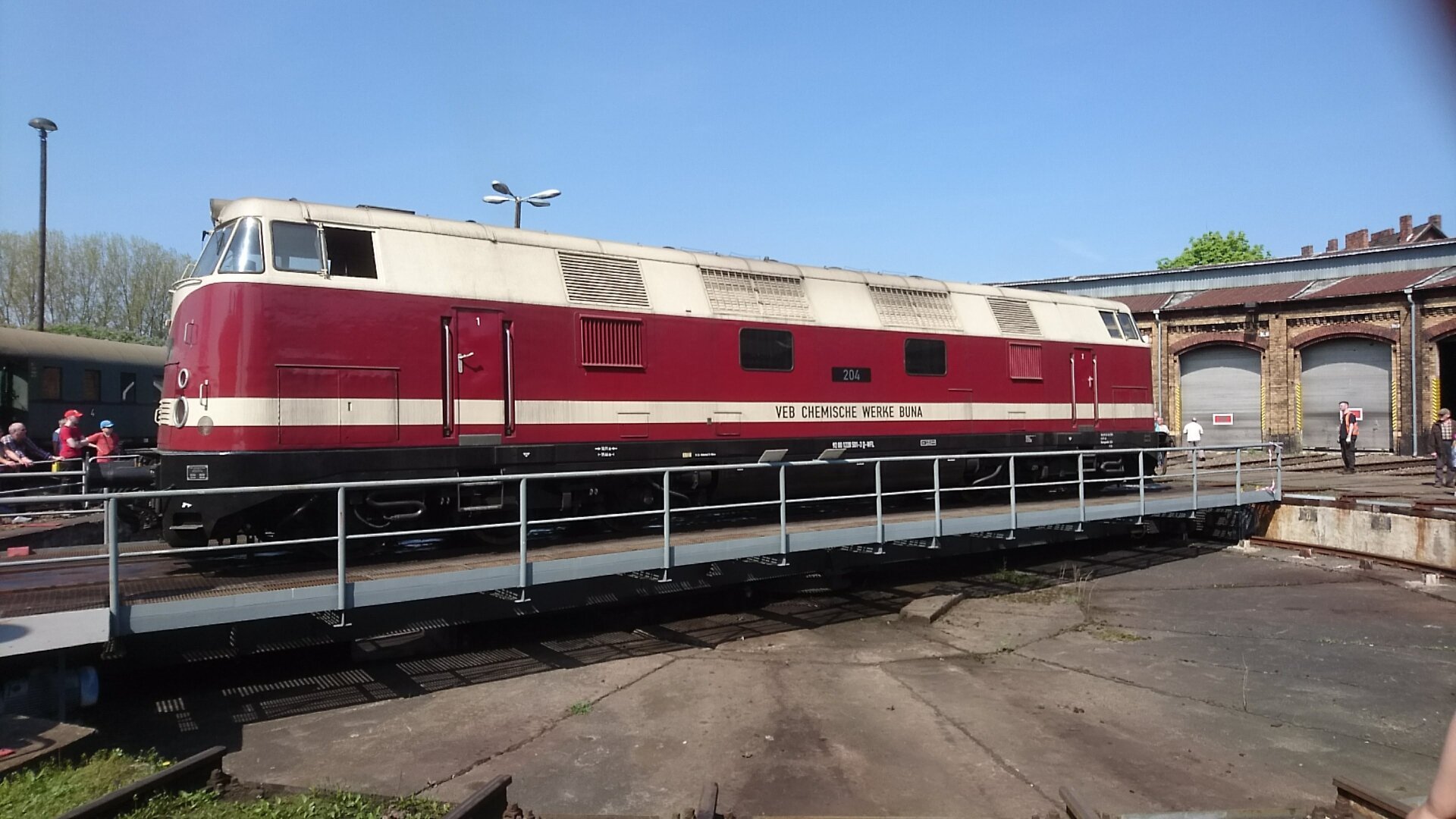Lok 204 der ehemaligen VEB Chemischen Buna Werke auf der Drehscheibe im Betriebswerk Berlin Schöneweide (historisch).