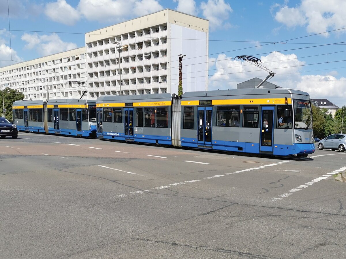 Eine Tram vom Typ NGTW6L des Herstellers Fahrzeug-Bau Leipzig als Fahrschule Höhe Haltestelle Bayerischer Bahnhof in Leipzig. Die Tram trägt die Nummer 1307. Bekannt sind die Tram unter dem Namen Leoliner.