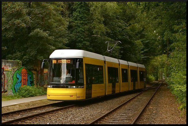 STE 0042 an der Ausweichstelle Berliner Straße in Strausberg. Tram ist von Bombardier und ein Typ GT6-08 ZR.