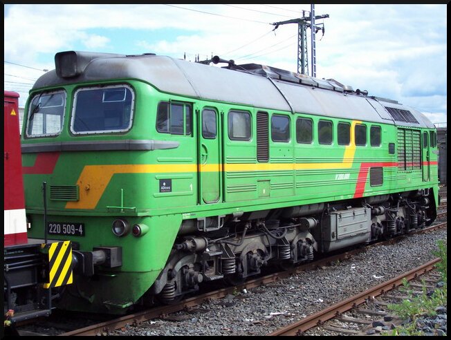Aus den Anfängen meiner Eisenbahnfotografie stammt das Bild mit 220 509 der Leipziger Eisenbahnverkehrsgesellschaft (LEG), die am 01.01.2005 an der ehemaligen Laderampe in Fulda, Hessen, stand. Diese in der ehemaligen UdSSR (heute Ukraine) gebauten Dieselloks hatten den Spitznamen "Taigatrommel" da sie wegen der lauten trommelartigen Motorengeräusche schon von weitem zu hören waren.