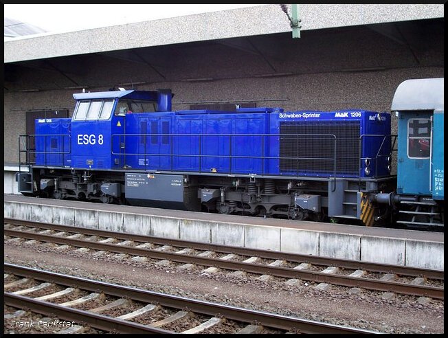 In Fulda an der alten Laderampe stand die blaue 275 108 der Eisenbahn Service Gesellschaft. Der Taufname war "SchwabenSprinter".