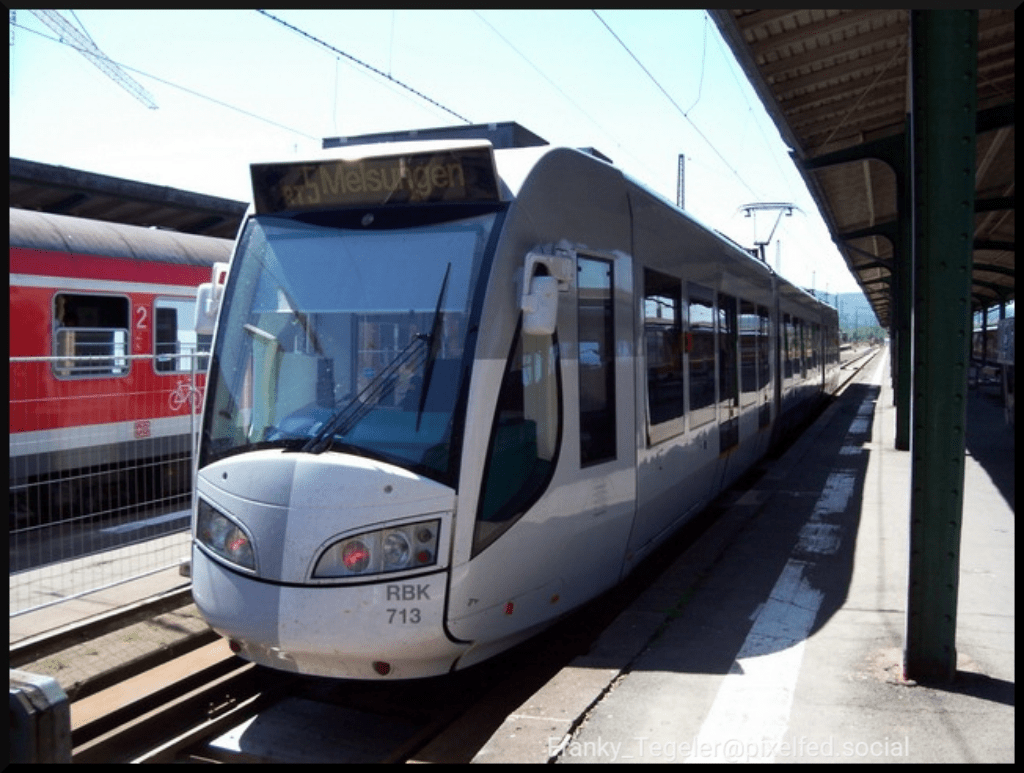 Im Hauptbahnhof von Kassel um mit der damaligen Kompaktkamera Kodak C330 die Eisenbahn zu fotografieren. Ich wusste das hier auch die RegioTram Kassel fährt. Sie ist ein Mix aus Straßenbahn und Regionalbahn. In Kassel fährt sie auf eigenen ausgewählten Linien, da sie breiter als normale Straßenbahnfahrzeuge sind. So kam mir dann am 04.01.2005 auch RBK 452 713 als RT5 Kassel - Melsungen vor das kleine Objektiv. Der Triebzug trägt den schönen Taufnamen 'Rumpelstilzchen'.