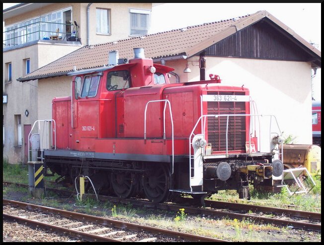 363 621 wartet in Hanau Hbf auf neue Aufgaben und konnte mit der Kodak C330 Kompaktkamera fotografiert werden. Diese Dieselloks waren typische 3-achsige Rangierloks für Einsätze in Bahnhöfen.