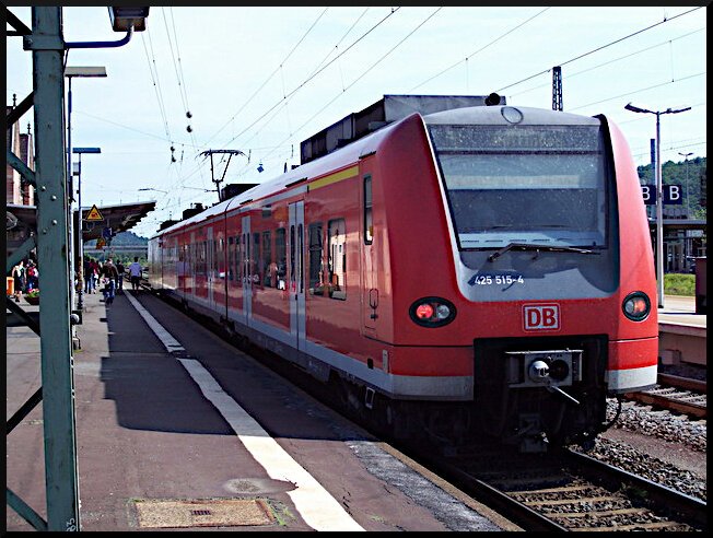 Wieder unterwegs um Züge mit der Kompaktkamera Kodak C330 zu knipsen. Ohne Erfahrung war es wirklich nur knipsen und froh überhaupt etwas auf den Chip zu bekommen. Hier ist es DB Regio 425 515, die als Regionalbahn nach Göttingen im Bahnhof Bad Hersfeld stand.