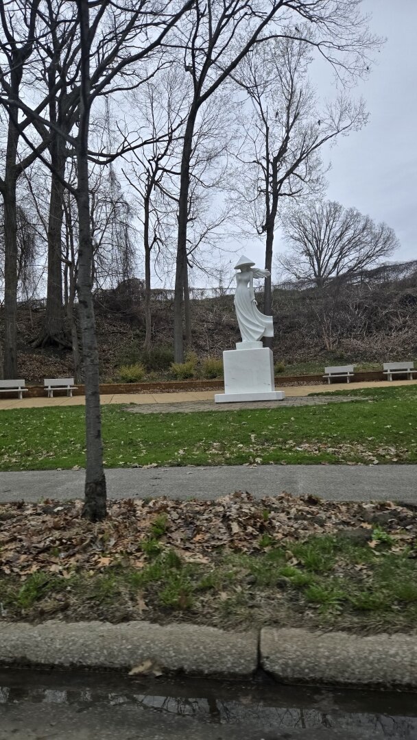 White statue of a woman in a hat