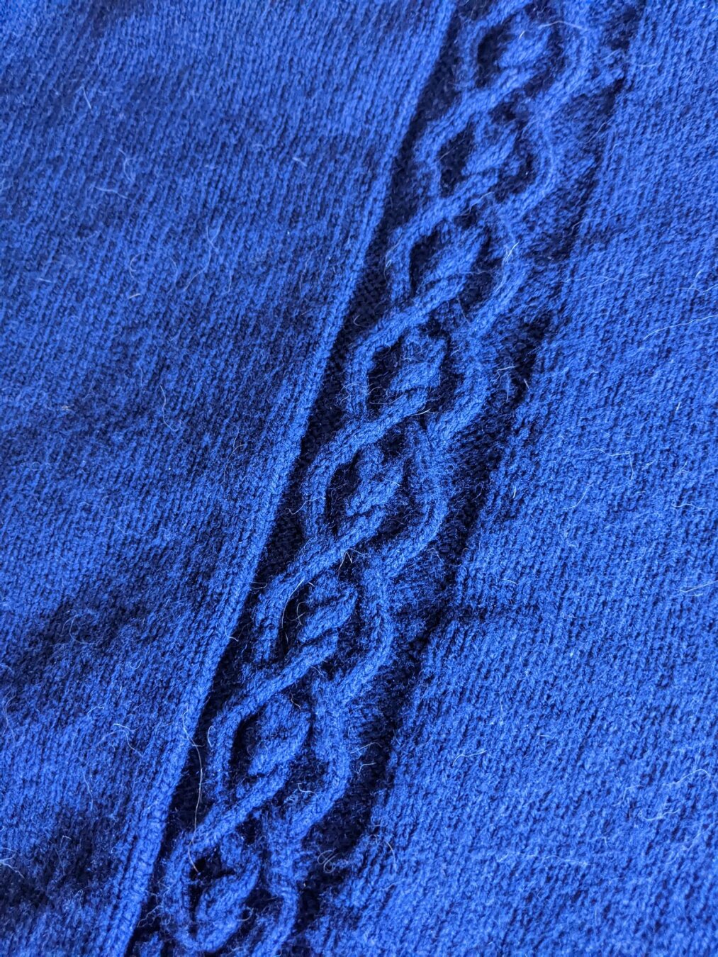 Close up on the cable pattern.