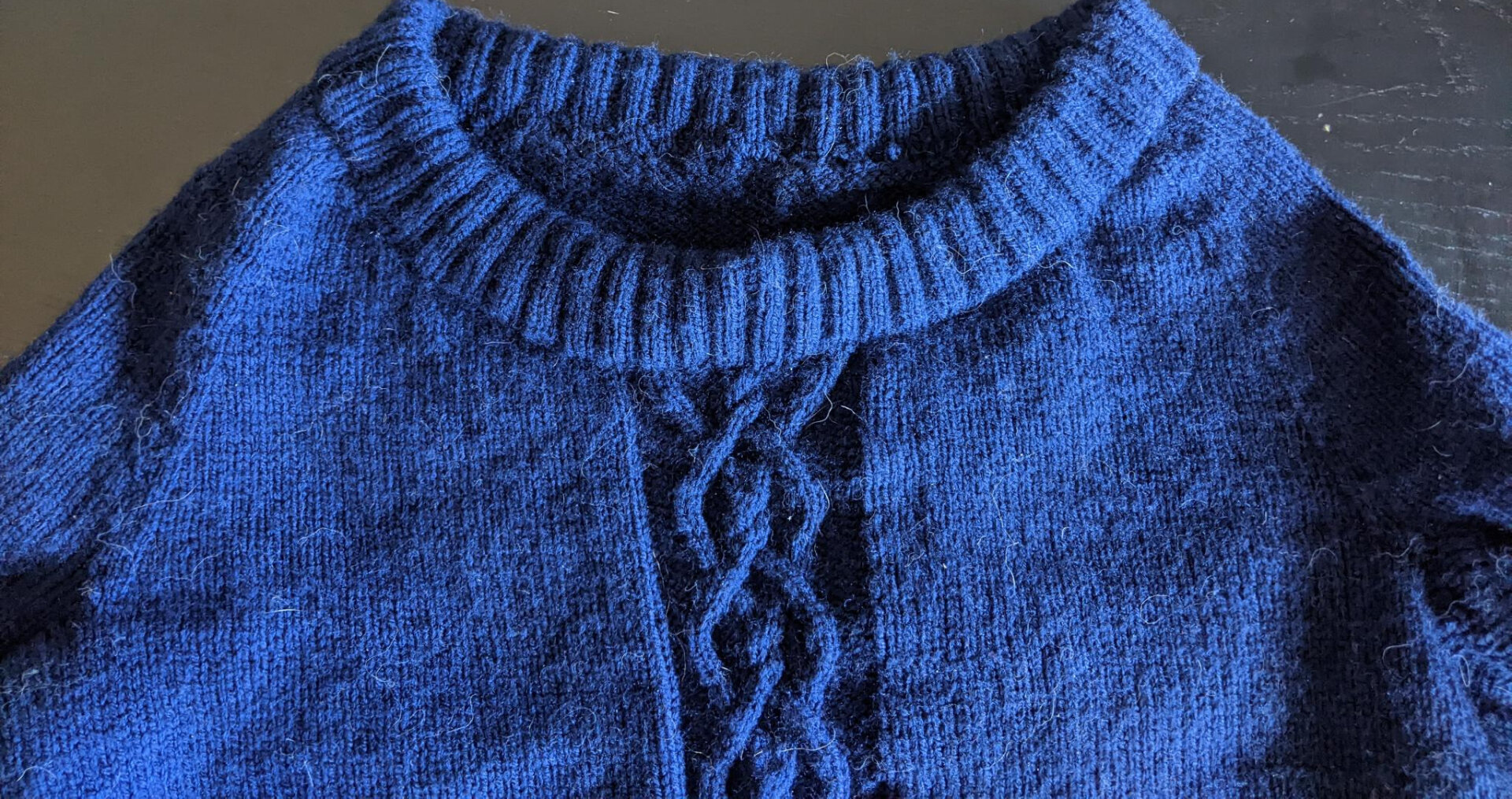 Close up of the collar. It is about 3cm high. It is folded over so it’s quite thick. You can also see the lines from the raglan decreases.