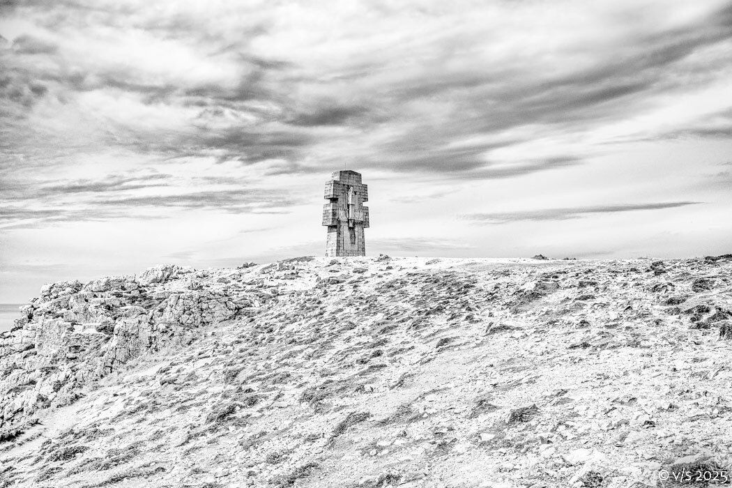 Pointe de Penhir. Denkmal auf der Halbinsel Crozon in der Bretagne.