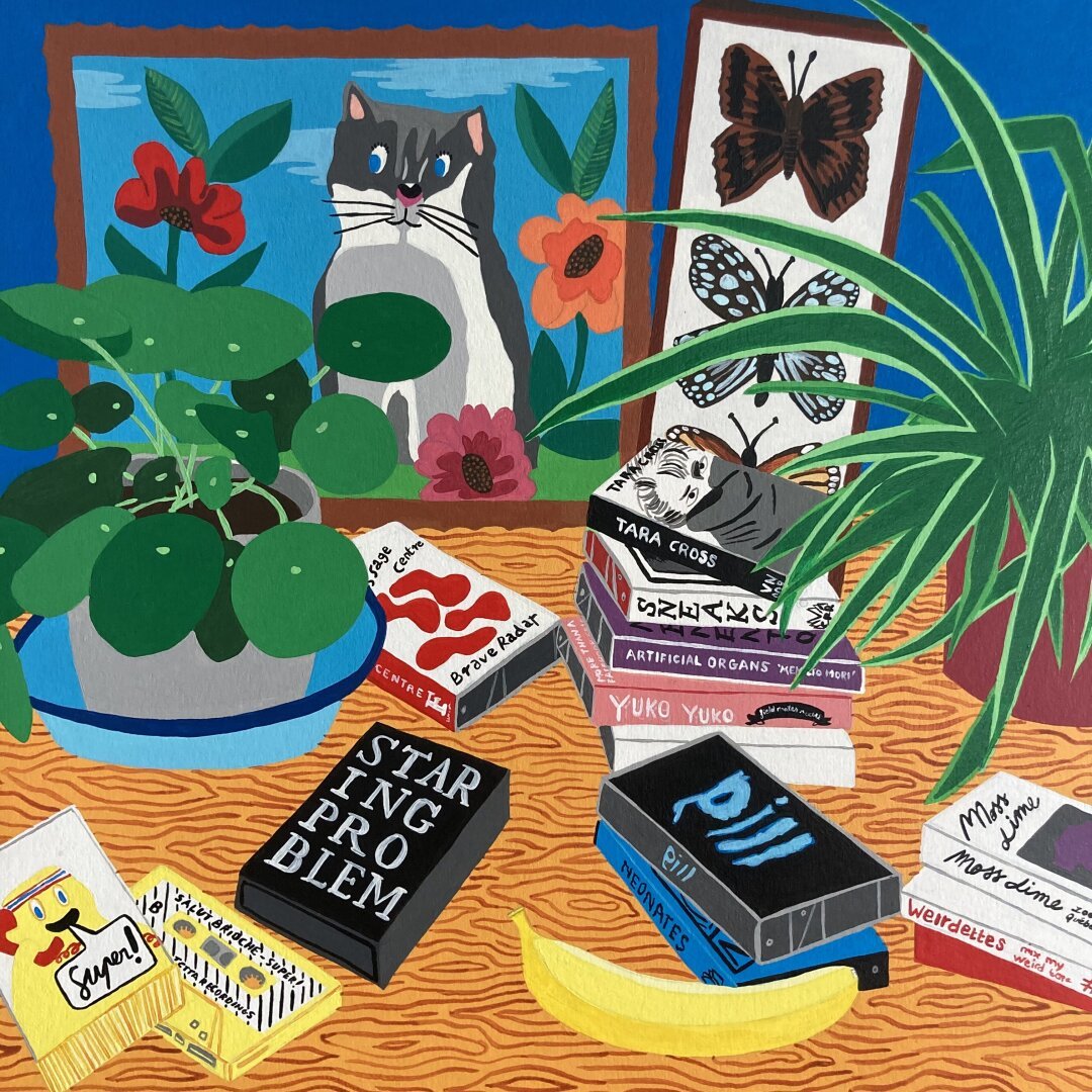 Photo d’une peinture à l’acrylique représentant des cassettes audio, un portrait de chat, une banane, des papillons et des plantes. Les couleurs sont vives, le style de dessin assez naif.