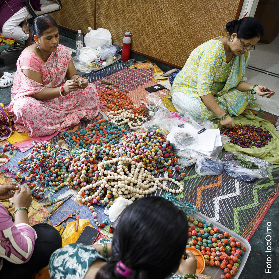 Frauen stellen Kantha-Schmuck her